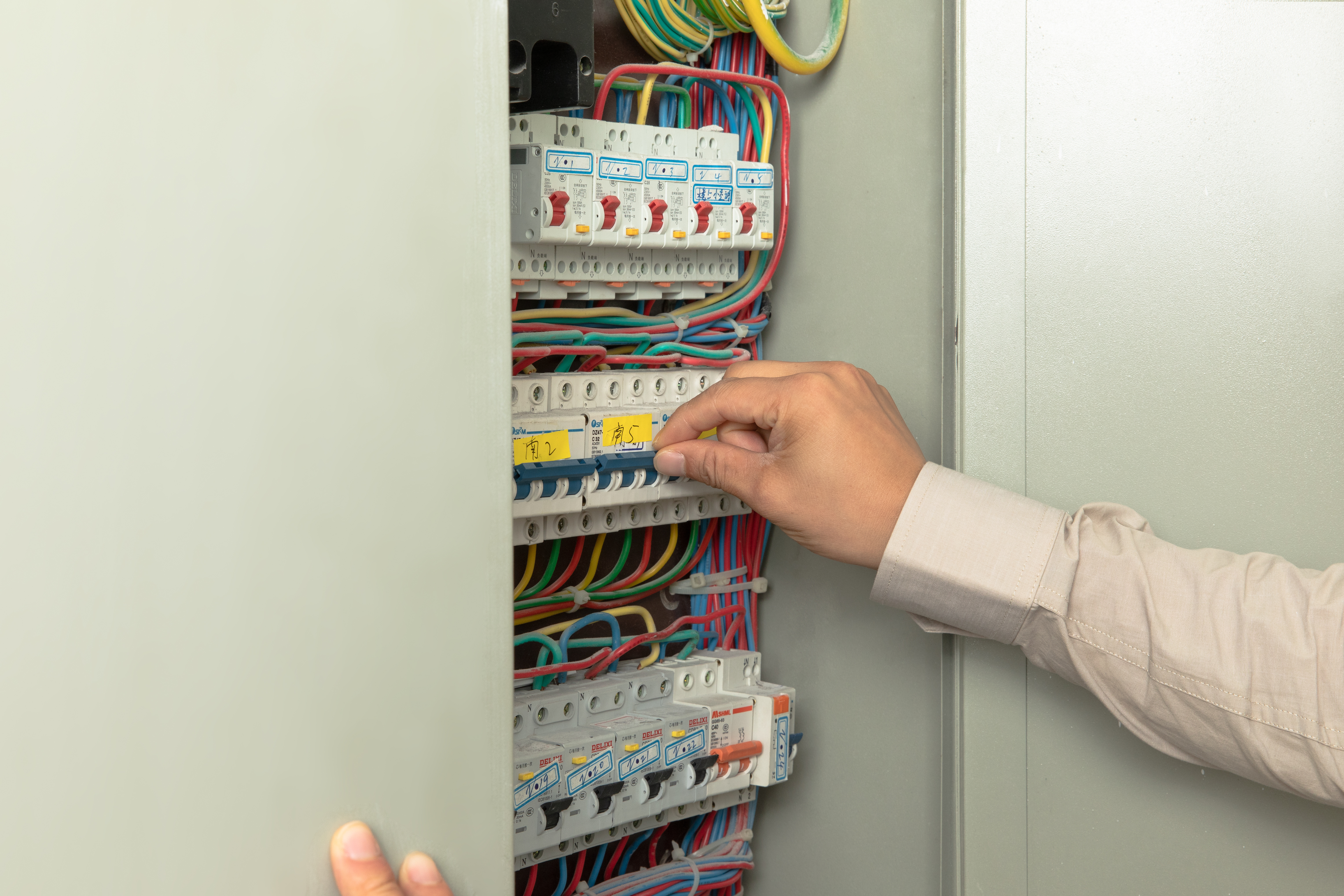 PLC與繼電器控制系統(tǒng)之間的區(qū)別，你有了解嗎？